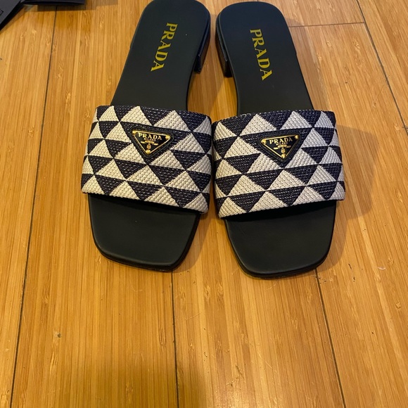 Prada Logo slide 7.5 - Picture 7 of 11
